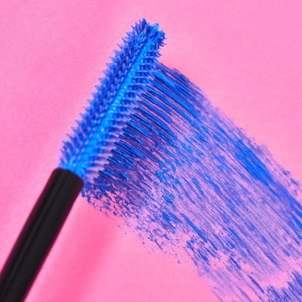 مسكارة اكستريم الزرقاء ايسنس | Essence i love extreme blue crazy volume mascara - Image 7